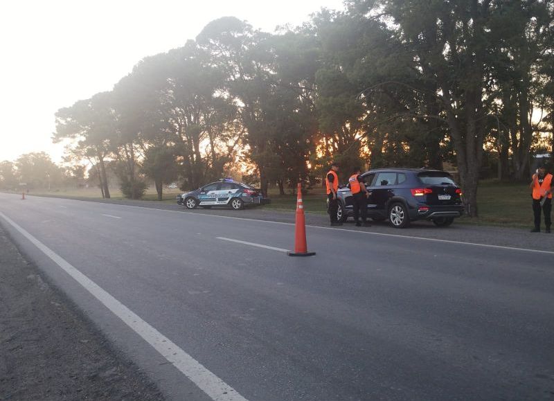 La Policía Federal y local realizan controles vehiculares tanto en rutas como en el interior de la ciudad