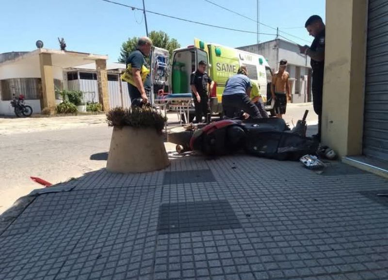 Se produjo un accidente entre una moto y un auto